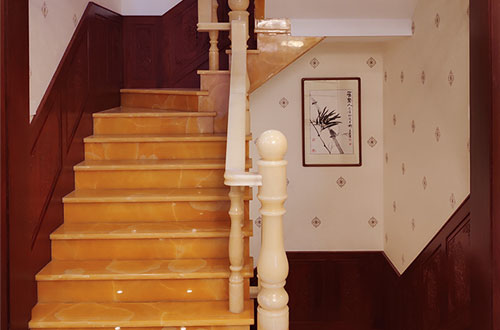 彭水中式别墅室内汉白玉石楼梯的定制安装装饰效果